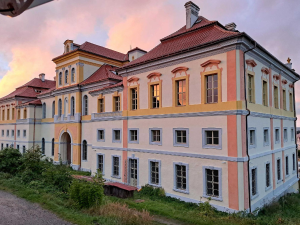 Soukromí majitelé po 25 letech oprav otevřou pro veřejnost barokní zámek Týnec u Klatov