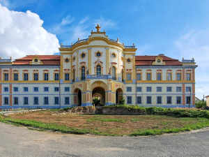 Soukromí majitelé po 25 letech oprav otevřou pro veřejnost barokní zámek Týnec u Klatov