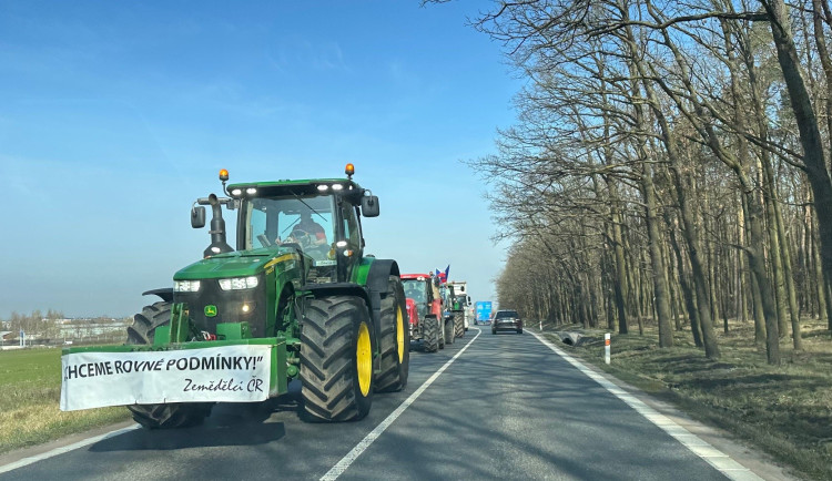 Farmáři z Plzeňska opět vyjeli na hlavní tahy na protest proti agrární politice a pomalou jízdou blokovali dopravu