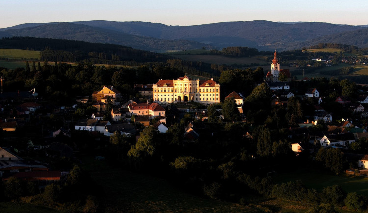 Soukromí majitelé po 25 letech oprav otevřou pro veřejnost barokní zámek Týnec u Klatov