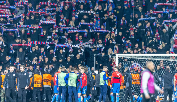 Fotbalová Plzeň dostala od UEFA pokutu 750 tisíc korun a dvouletou podmínku za vhozený kelímek