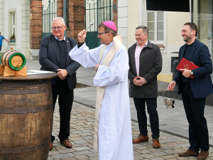 Požehnaná várka velikonočního piva pro papeže odjela z plzeňského pivovaru do Vatikánu