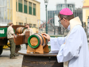 Do Vatikánu odjela z plzeňského pivovaru požehnaná várka velikonočního piva pro papeže