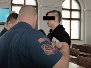 Agresivní rysy a bez pocitu viny, řekli znalci k chování mladého Ukrajince, který je souzený za pokus o vraždu školačky
