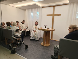 Bývalý sklad ve Čtyřlístku se proměnil v důstojnou kapli, kde hraje velkou roli hra se světlem