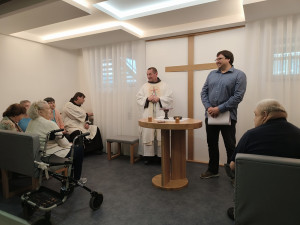 Bývalý sklad ve Čtyřlístku se proměnil v důstojnou kapli, kde hraje velkou roli hra se světlem