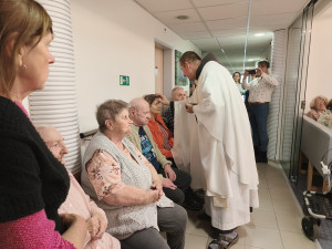 Bývalý sklad ve Čtyřlístku se proměnil v důstojnou kapli, kde hraje velkou roli hra se světlem