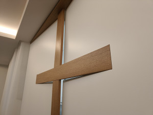 Bývalý sklad ve Čtyřlístku se proměnil v důstojnou kapli, kde hraje velkou roli hra se světlem