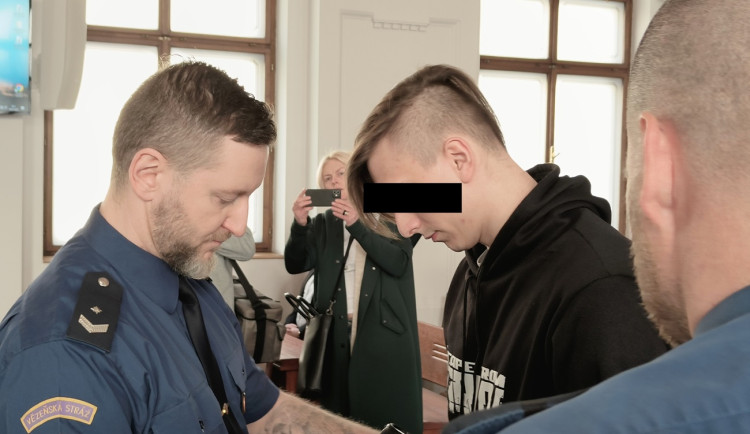 Agresivní rysy a bez pocitu viny, řekli znalci k chování mladého Ukrajince, který je souzený za pokus o vraždu školačky
