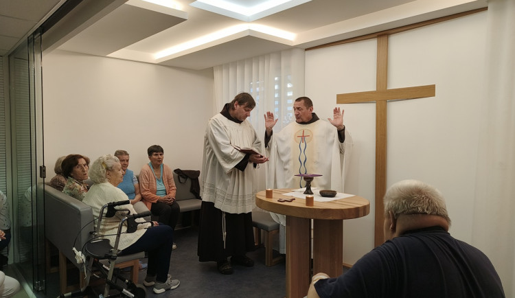 Bývalý sklad ve Čtyřlístku se proměnil v důstojnou kapli, kde hraje velkou roli hra se světlem