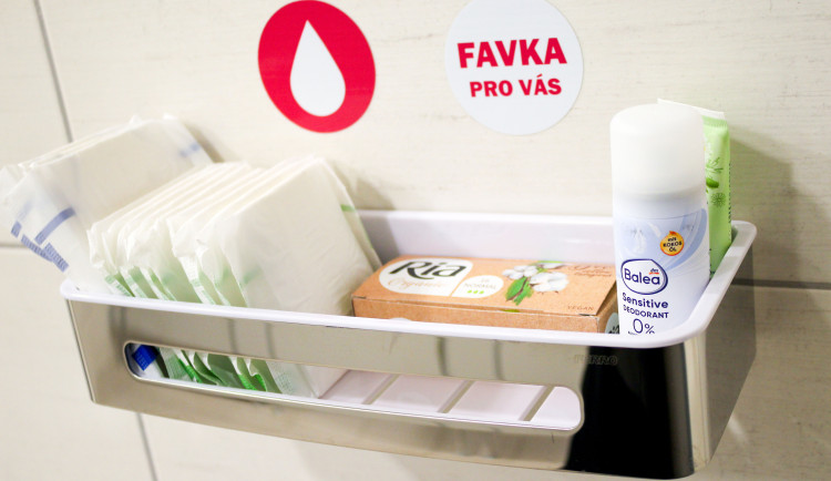 Studenty mají k dispozici zdarma vložky a tampony, novinku zavedly první dvě fakulty v Plzni