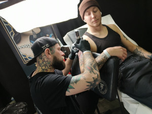 Benefiční akce tatérů podpořila ženu s autistickým synem i psy zachráněné z výzkumných laboratoří