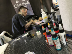 Benefiční akce tatérů podpořila ženu s autistickým synem i psy zachráněné z výzkumných laboratoří