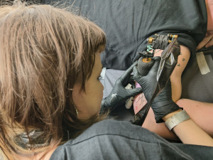 Benefiční akce tatérů podpořila ženu s autistickým synem i psy zachráněné z výzkumných laboratoří