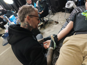 Benefiční akce tatérů podpořila ženu s autistickým synem i psy zachráněné z výzkumných laboratoří