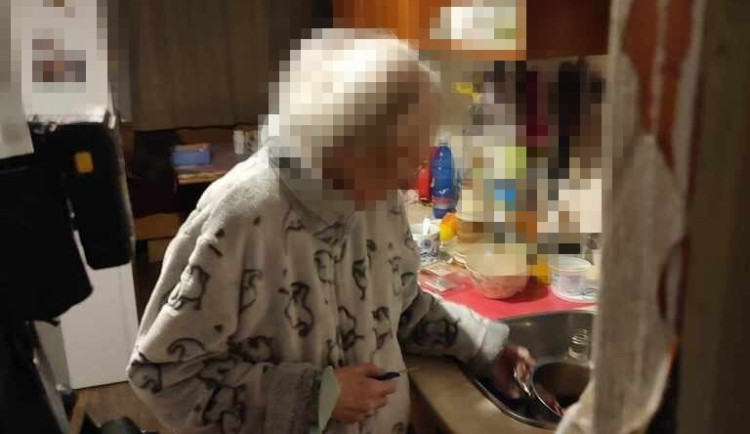 VIDEO: Sousedi se báli o život 93leté ženy, naléhavé bouchání neslyšela, sledovala se sluchátky detektivku