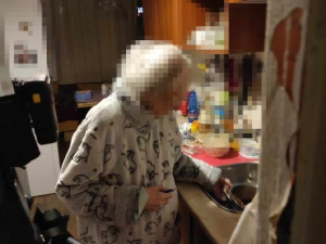 VIDEO: Sousedi se báli o život 93leté ženy, naléhavé bouchání neslyšela, sledovala se sluchátky detektivku