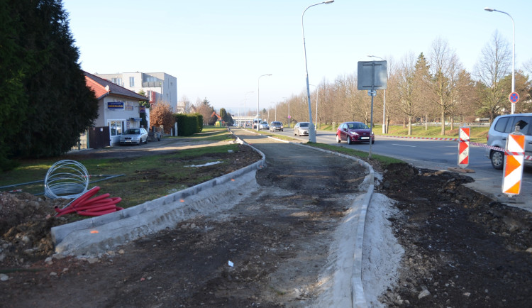 Dělníci začali s asfaltováním smíšené stezky pro pěší a cyklisty za 14 milionů ve Šťáhlavské ulici