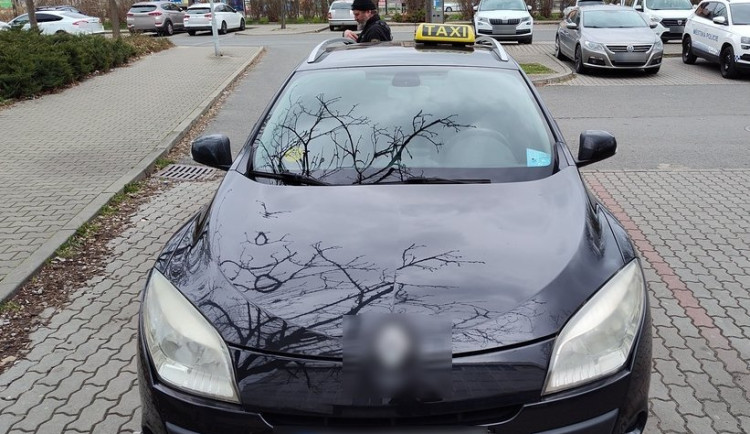 Svítilna TAXI na střeše taxíku nechyběla, taxametr ale řidič vůbec neměl. Navíc používal kartu ZTP na cizí jméno