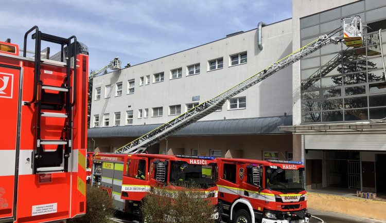 V jablonecké nemocnici hořelo. Hasiči vyvedli z prostor dva lidi