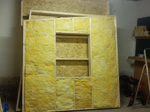 Bezdomovci pomáhají se stavbou mobilního domku, budou v něm pak přespávat