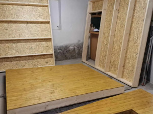 Bezdomovci pomáhají se stavbou mobilního domku, budou v něm pak přespávat