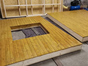 Bezdomovci pomáhají se stavbou mobilního domku, budou v něm pak přespávat