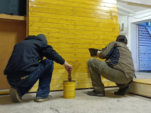 Bezdomovci pomáhají se stavbou mobilního domku, budou v něm bydlet