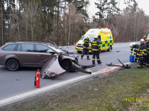 Řidič se při otáčení na frekventované silnici střetl s jiným osobákem. Po nárazu vozidlo odletělo do příkopu