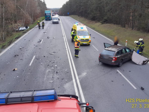 Řidič se při otáčení na frekventované silnici střetl s jiným osobákem. Po nárazu vozidlo odletělo do příkopu