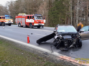 Řidič se při otáčení na frekventované silnici střetl s jiným osobákem. Po nárazu vozidlo odletělo do příkopu