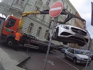 VIDEO: Strážníci bojují s nešvarem řidičů luxusních aut, parkují na místech pro invalidy