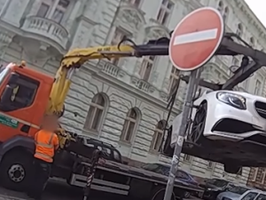 VIDEO: Strážníci bojují s nešvarem řidičů luxusních aut, parkují na místech pro invalidy