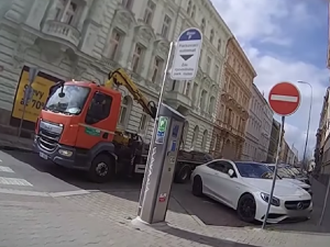 VIDEO: Strážníci bojují s nešvarem řidičů luxusních aut, parkují na místech pro invalidy