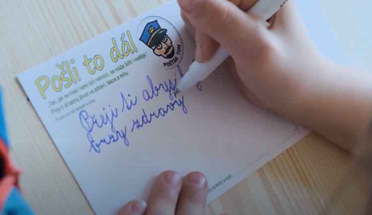 Školáci poslali nemocným dětem velikonoční pohlednice s dojemnými vzkazy, autor nápadu si sám prošel těžkou nemocí