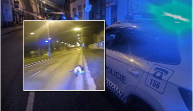 VIDEO: Silně opilá žena si ustlala na jedné z nejvytíženějších silnic ve městě
