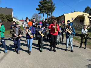 Zvony odletěly do Říma a na Zelený čtvrtek proto vyrazili do ulic koledníci s řehtačkami a křístačkami