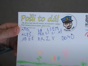 Školáci poslali nemocným dětem velikonoční pohlednice s dojemnými vzkazy, autor nápadu si sám prošel těžkou nemocí