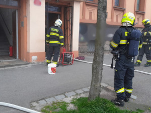 Při požáru kuchyně v restauraci se zranili dva její zaměstnanci. Požár způsobila fritéza