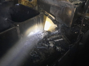 Při požáru kuchyně v restauraci se zranili dva její zaměstnanci. Požár způsobila fritéza