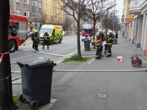 Při požáru kuchyně v restauraci se zranili dva její zaměstnanci. Požár způsobila fritéza
