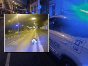 VIDEO: Silně opilá žena si ustlala na jedné z nejvytíženějších silnic ve městě