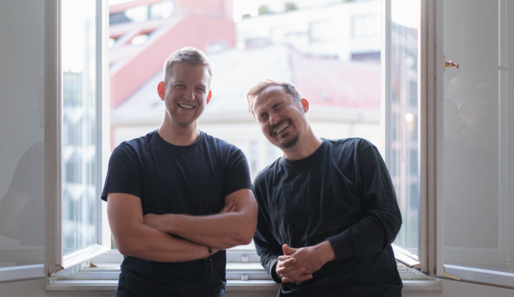 Podcast Pavlač: Agresivní labuťák z Plzně, brněnský šalinář a tajemné nádraží v Jihlavě