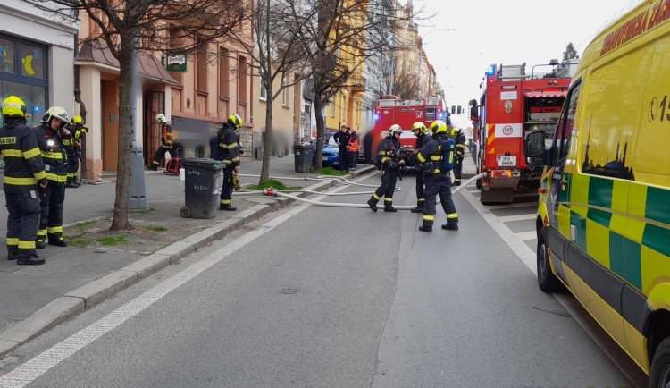 Při požáru kuchyně v restaurace se zranili dva její zaměstnanci. Požár způsobila fritéza