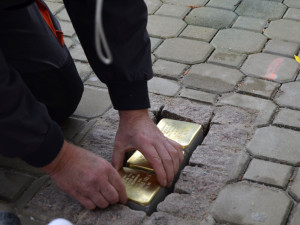 Pokládání kamenů zmizelých jako vzpomínka na rodinu Fantlových