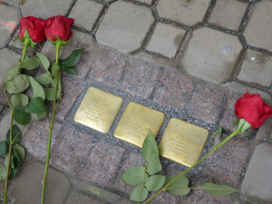 Pokládání kamenů zmizelých jako vzpomínka na rodinu Fantlových