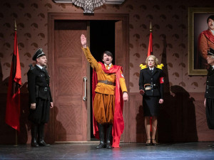 Jedna z nejlepších válečných komedií všech dob vtrhne na jeviště DJKT