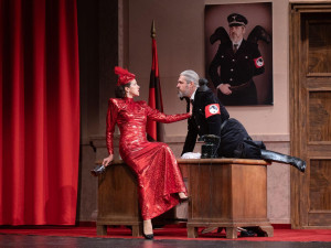 Jedna z nejlepších válečných komedií všech dob vtrhne na jeviště DJKT