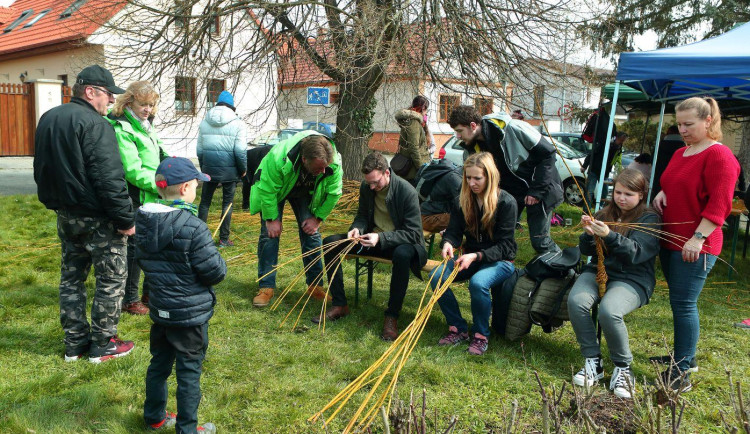 Desítky kilogramů vrbového proutí čekají na proměnu v pomlázky