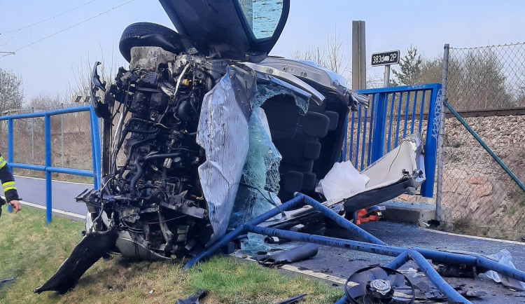 Vážná nehoda na Jihlavsku. Renault se po nárazu zřítil z mostu, řidiče transportoval vrtulník do nemocnice